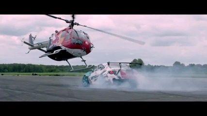 Хеликоптер преследва дрифтираща кола