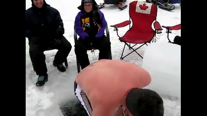 Луди канадци голи под леда