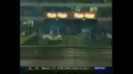 Кола Се Разбива За Секунди След Катастрофа 