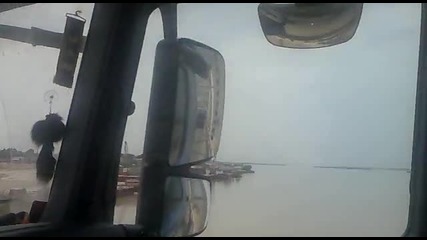 моста на дружбата ,афган с камион 2011