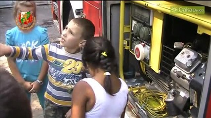 Пожарникари показват техника и умения