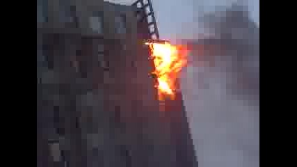 Днес на 23.12.2011 се възпламени етаж на блок в Сливен !
