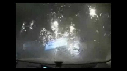 Кола се удря с много бърза скорост по магистрала 