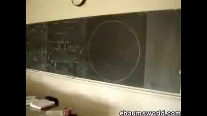 Учител чертае перфектен кръг на дъската !
