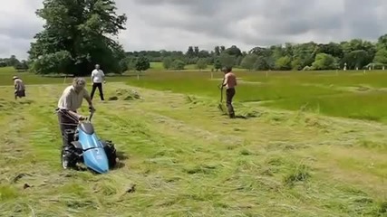 Кой е по-бърз в косенето на трева - машината или човека?