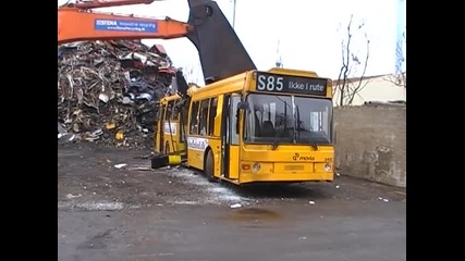 Ето как се разфасова автобус за скрап !