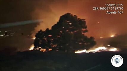 Голям горски пожар около вулкан евакуира хиляди на остров Тенерифе