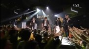 One Direction изпълняват What Makes You Beautiful на Kids Choice Awards 2012