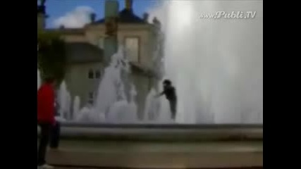 Смях - Човек Танцува Във Фонтан