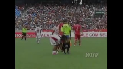Смях! Играч сваля гащите на съдията!