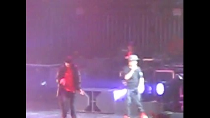 фенка се качва на сцената по време на концерт на Justin Bieber 