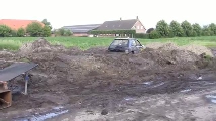 Peugeot 205 си прави кални бани (смях)