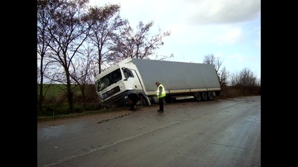 Пътна помощ Автокомплекс Димитров вади румънски камион от канавката край Симеоновград 03.02.2013