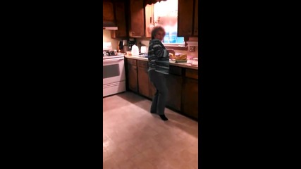 Баба танцува забележително на песнта " ice, Ice, Baby" в кухнята