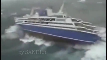 Круизен кораб в буря