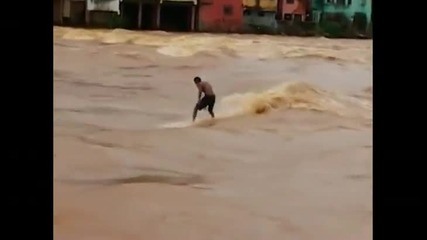 Не им пука, карат сърф при голямото наводнение в Бразилия! Смях