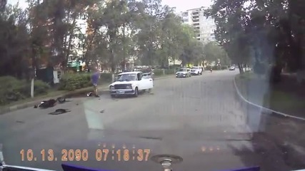 Лада блъска внезапно излязъл моторист на главна улица!