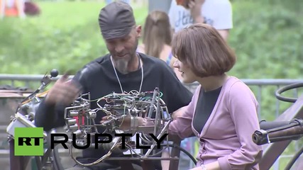 Russia: 'The Hand of Man' machine allows you to crush cars!