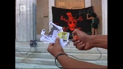 Протестиращи подготвиха театрален спектакъл в Атина