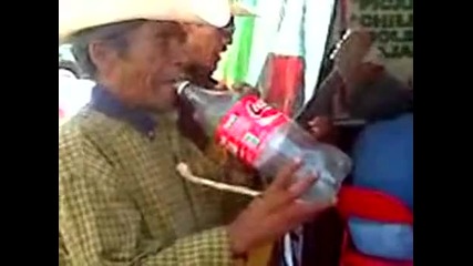 Мексиканец свири на пластмасова бутилка