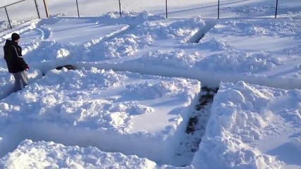 Куче в снежен лабиринт.