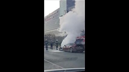 Луксозна кола се запали на Околовръстно в София