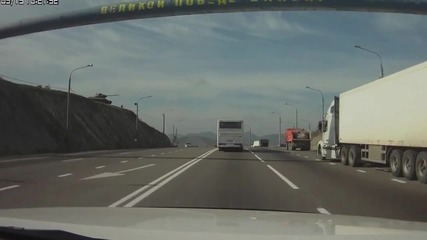 Ниско прелитащи самолети и хеликоптери, заснети от магистрала в Русия.
