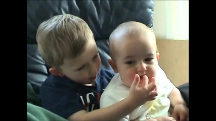 Малкия Чарли ухапа пръста на Брат си 