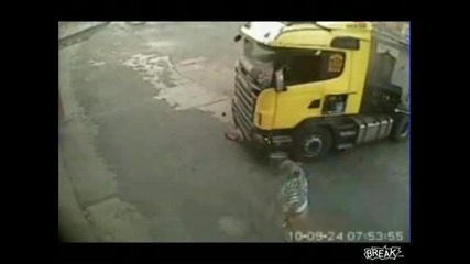 kamion blyska tir pri zavoj 