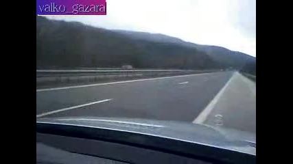 Жена в насрещното 