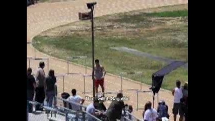Taylor Lautner Takes a Spill on the Set of Valentines Day...ouch!