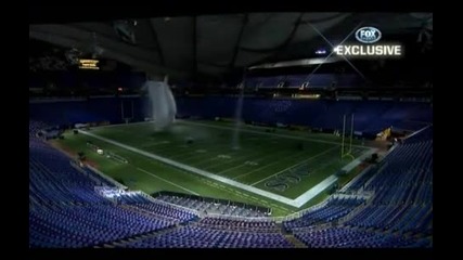 Покрива на стадион рухва под натиска на снега 