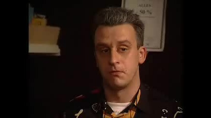 Тв водещ избухва в смях
