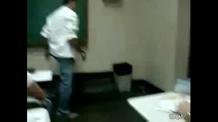 Учител унищожава телефона на студентка