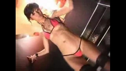 Много секси и сладки японки танцуват на хаус музика и показват жестоки дупета и гърди микро бикини