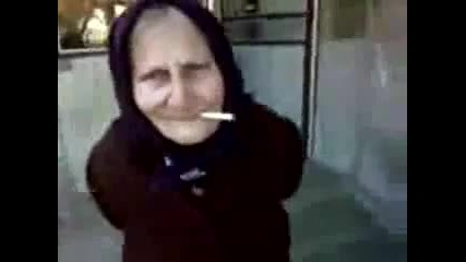 Баба която здраво се къйрши на техно музика