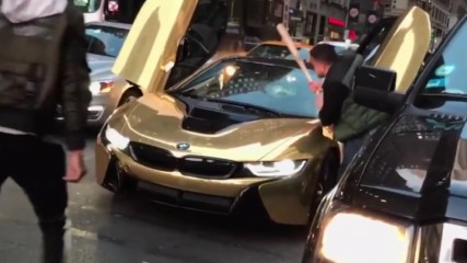 Луксозно Bmw насред улицата си получи заслуженото