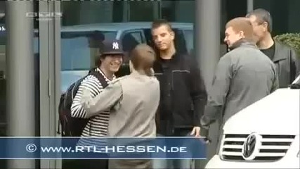 Justin Bieber се блъска в стъклена врата...