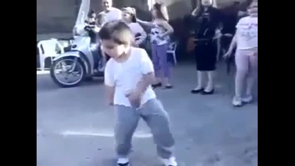 Бебе играе на Smooth Criminal