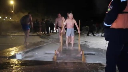 Рускини се кръщават в ледена вода