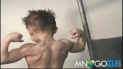 Детето чудо тренира и показва мускули 