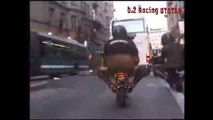 Черният ездач кара малко моторче по центъра