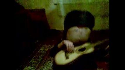 Тука релаксира с китарата на дядо :d 