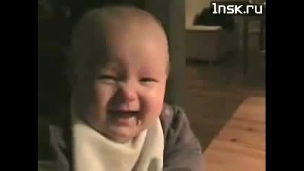 смях на бебе в забавен кадър 