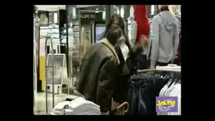 Поличката се е вдигнала сама 