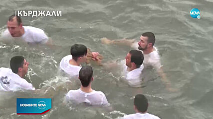Хиляди спасяваха Богоявленския кръст в цялата страна (ОБЗОР)