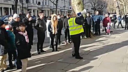 Протест и полицейска намеса заради смяната на български свещеник в Лондон