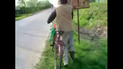 Невероятни трикове с колело !!! От пияница :d