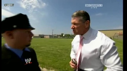 Raw 22/06/2009 - Funny Segment - лимузината на Vince се разваля