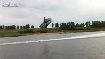 Руснак лети над водата